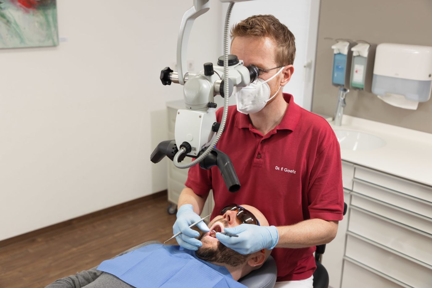 Zahnarztpraxis mit dem Fokus auf Wurzelkanalbehandlung & Implantologie